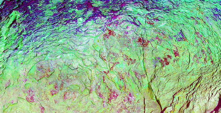 Left hand area of the lower shelter of Cova Centelles, false color.